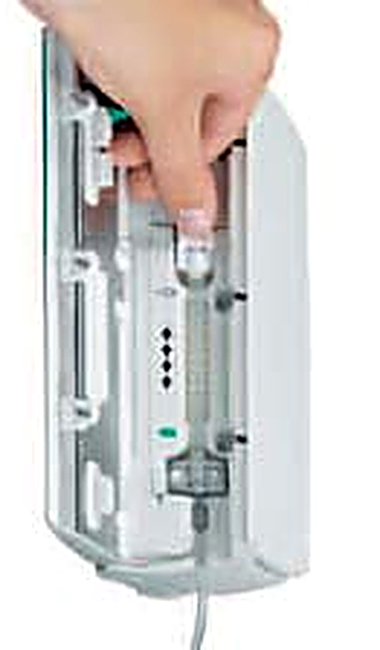 Loading the Infusomat Space spaceline: attach the white clip without twisting the line