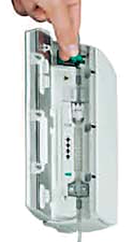 Loading the Infusomat Space spaceline: insert the green free-flow clamp until the lever locks